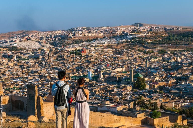 La visita guiada de Fez 2025 con ZagoraExperience es una experiencia imperdible para quienes desean sumergirse en la historia y la cultura de una de las ciudades más antiguas y fascinantes de Marruecos. Con un rico patrimonio arquitectónico y cultural que data del año 790 d.C., año de su fundación por Moulay Idriss II, Fez es considerada la capital espiritual de Marruecos