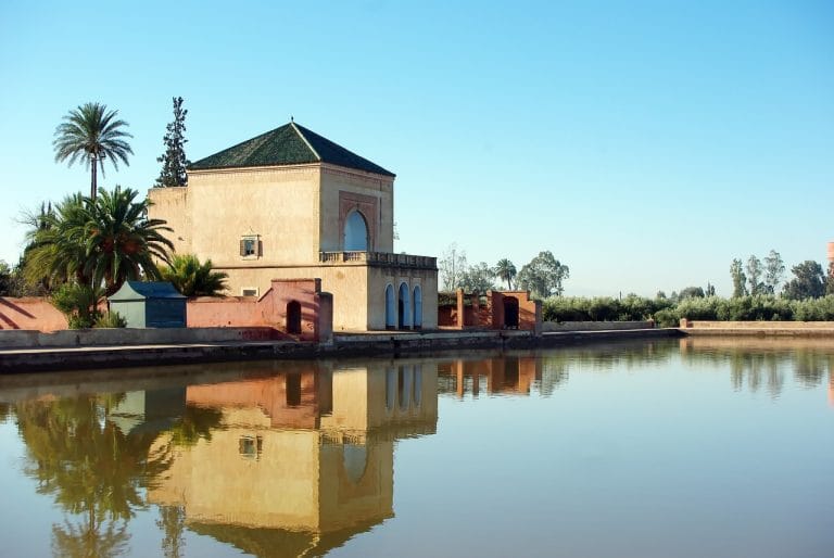 Este tour de 7 días desde Marrakech ofrece una inmersión completa en la diversidad y riqueza cultural de Marruecos. A través de paisajes impresionantes y visitas a sitios históricos y culturales imprescindibles, vivirás una aventura inolvidable. Entre las maravillas arquitectónicas de Fez y las espectaculares dunas de Erfoud, pasando por la belleza de Ouarzazate y la magia de Marrakech, cada etapa de este viaje te regalará experiencias auténticas y memorables. Prepárate para ser cautivado por la magia de Marruecos y sus tesoros ocultos. tour 7 dias desde marrakech 2025