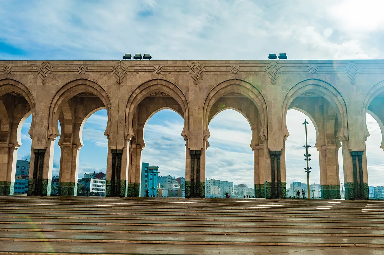 Tour da Casablanca al deserto - Arcate Moschea Hassan II Casablanca - Viaggio Organizzato in Marocco - 8 giorni