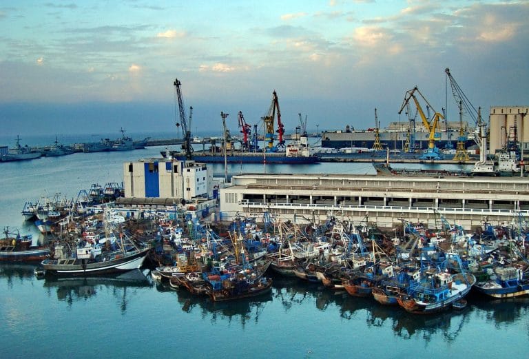 Porto di pesca di Essaouira con barche blu - tappa Tour 8 giorni da Casablanca - Viaggio Organizzato in Marocco su misura