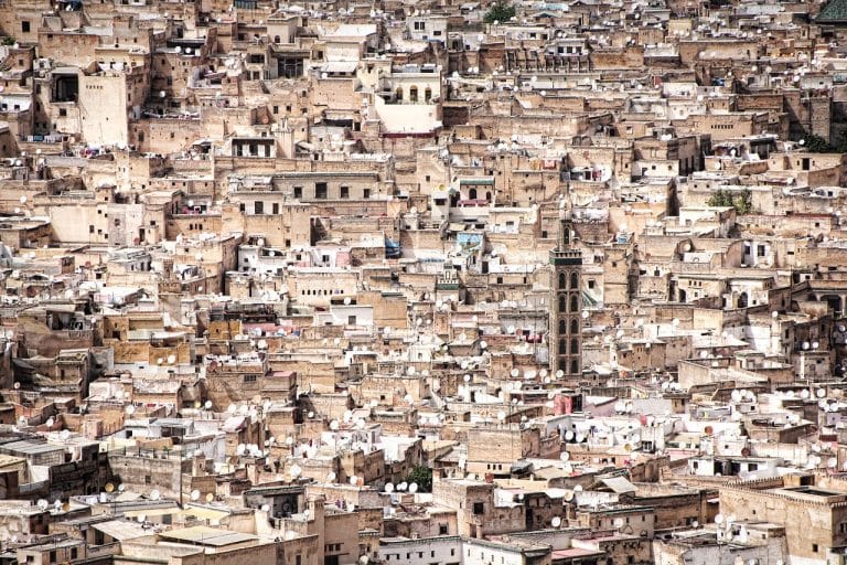El tour desde Marrakech a Fez de 3 días ofrece una experiencia inolvidable a través del desierto de Marruecos en caravana con dromedarios, con alojamiento y tratamiento según el programa. Salida desde Marrakech hacia Fes en todoterreno.