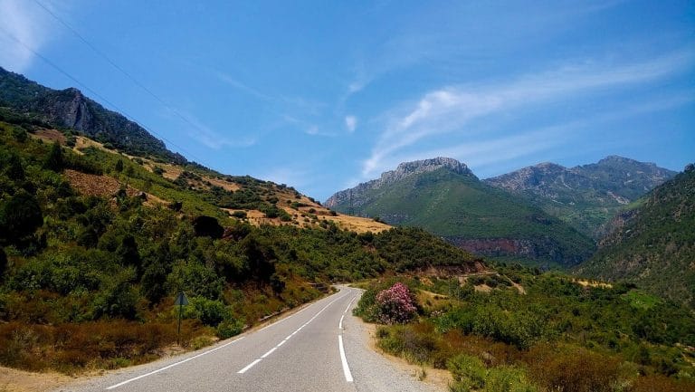 Tour del Marocco 2025 da Fes Rif e la Costa Mediterranea / 12 giorni 11 notti Con ZagoraExperience, questo tour di 12 giorni e 11 notti offre una straordinaria esplorazione del Maroccosettentrionale, abbinando meraviglie storiche e bellezze naturali. Inizia il tuo viaggio a Fes, famosa per la sua medina e la sua storia ricca. Esplora le antiche rovine di Volubilis, visita la sacra Moulay Idriss e scopri la storica Meknes. Prosegui attraverso le spettacolari montagne del Rif, con soste a Al Hoceima e le sue splendide spiagge, e visita le pittoresche città di Chefchaouen e Tetouan. Il tour ti porterà anche a M’diq e Tangeri, con escursioni a luoghi iconici come Cap Spartel e le Grotte d’Ercole. Concludi il tuo viaggio a Casablanca, dove avrai tempo per rilassarti e esplorare prima del tuo volo di ritorno Tour del Marocco da Fes 2025 . Affidati a ZagoraExperience per un'avventura completa e immersiva nel cuore del Marocco, dove la storia, la cultura e la bellezza naturale si intrecciano per offrirti un'esperienza indimenticabile.