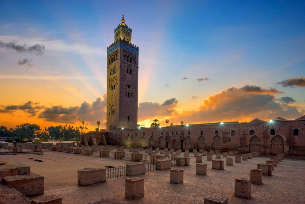 Vacaciones de Navidad en Marruecos ¡No te pierdas esta oferta imperdible para pasar un Fin de Año mágico en el desierto de Merzouga! Podrás elegir entre dos opciones de salida: desde Marrakech, con punto de encuentro en la famosa plaza Jemaâ El Fna, o desde Fez, en la puerta azul Bab Boujloud Navidades en Marruecos Marrakech 1: Tour de Marrakech a Fez - 3 Días / 2 Noches desiertos marruecos Marrakech Excursiones 3 días por el desierto  con ZagoraExperience es un mini tour que ofrece una experiencia inolvidable por el  desierto marroquí  en una caravana con dromedarios, con alojamiento y trato según programa. Salida de  Marrakech  hacia  Fez  en vehículo todoterreno. DETALLES DEL PROGRAMA OFERTA 1: Tour de Marrakech a Fez - 3 Días / 2 Noches desiertos marruecos Marrakech Excursiones 3 días por el desierto  con ZagoraExperience es un mini tour que ofrece una experiencia inolvidable por el  desierto marroquí  en una caravana con dromedarios, con alojamiento y trato según programa. Salida de  Marrakech  hacia  Fez  en vehículo todoterreno. desiertos marruecos 2025 Itinerario de 3 días desde Marrakech a Fez: desiertos marruecos Marrakech – Ouarzazate – Dades – Erfoud – Merzouga – Er-Rachidia – Midelt – Ifran – Fez Marruecos sitios  del patrimonio mundial  a cubrir:  Ait Ben Haddou ,  Skoura ,  Kasbah Amridel . Detalles del Tour organizado desde Marrakech Día 1: Marrakech – Paso Tizi N'Tichka – Kasbah Aït Ben Haddou – Ouarzazate – Skoura - Gargantas del Dades desiertos marruecos Salida de su hotel a las 8.30 am. Cruzarás el  paso de Tizi N'Tichka  (2260 m), con la oportunidad de tomar fotografías y disfrutar de las escenas de las  montañas del Atlas  y los pueblos bereberes a lo largo del camino. La primera parada será en el pueblo de  Aït Benhaddou , para almorzar y explorar la exótica Kasbah. Desde aquí nos dirigimos hacia  Ouarzazate , con una parada para visitar la  Kasbah de Taourirt , construida por la dinastía Glaoui. Luego, continuaremos hacia  Skoura , donde admirarás el palmeral a lo largo del camino. Finalmente, llegaremos a las  Gargantas del Dades , atravesando el  Valle de las Rosas  y el  Valle del Dadès . Cena y noche en hotel en las gargantas del Dadès. Día 2: Gargantas del Todra – Tineghir – Tinejdad – Erfoud – Noche en el desierto Después del desayuno, saldremos hacia  Tineghir  para llegar a las  Gargantas del Todra . En el camino, tendrás la oportunidad de admirar vistas panorámicas del río y las altas paredes de roca. Luego continuaremos hacia  Erfoud , con una parada para visitar una de las industrias de mármol fósil. Desde aquí, nos dirigiremos hacia  Merzouga , donde comenzará la excursión por el desierto en dromedarios, acompañados de un camellero hasta un pequeño oasis en medio de las dunas, donde pasaréis la noche desiertos marruecos Día 3: Merzouga – Gargantas del Ziz – Midelt – Azrou – Ifrane – Fez Temprano en la mañana, podrá admirar el amanecer sobre las dunas y luego regresar al hotel para desayunar. Continuaremos el recorrido hacia el norte, pasando por las  Gargantas del Ziz , Midelt, y ascendiendo el  Medio Atlas  hasta el paso de Zad. Después de una breve parada en  Ifrane , conocida como la "Suiza de Marruecos", llegaremos a  Fez  a última hora de la tarde. desiertos marruecos Incluido en el Tour Asistencia (llegada/salida) Tratamiento media pensión Tour de 3 días en cómodo 4×4. Combustible para todo el viaje. Una noche en una tienda nómada (tienda de campaña) Tour en camello con guía. Fiesta con tambores  Guía de habla italiana Excursiones al desierto de Marrakech No incluido en el tour billete de avión Almuerzos Bebidas ¡Vive una aventura extraordinaria entre las maravillas de Marruecos con ZagoraExperience , atravesando paisajes únicos y descubriendo las auténticas tradiciones del desierto! excursiones al desierto de Marrakech 2: Tour privado de Fez a Marrakech  - 3 días y 2 noches desiertos marruecos Descubre las maravillas de Marruecos con este tour de 3 días desde  Fez  a  Marrakech , pasando por las sugerentes dunas de  Merzouga , las encantadoras  Gargantas del Todra  y la histórica  Kasbah de Ait Ben Haddou , patrimonio de la UNESCO. ¡Este viaje te llevará a través de paisajes impresionantes, pueblos bereberes y sitios culturales imperdibles, ofreciendo una experiencia auténtica en el corazón de Marruecos! desiertos marruecos Detalles del Tour Privado desde Fez a Marrakech excursiones al desierto Día 1: Fez - Ifrane - Azrou - Midelt - Gargantas del Ziz - Merzouga El  recorrido de 3 días de Fez a Marrakech  comienza a las 8:30 con salida hacia  Ifrane , un lugar excepcional a 1650 m, apodado la "Suiza de Marruecos" donde se pueden admirar las cigüeñas que anidan en los tejados de las casas. Después de un paseo por Ifrane, continuaremos hacia  Merzouga , en el desierto del Sahara. El primer pueblo que encontraremos a lo largo del camino es  Azrou , de origen bereber, situado en el corazón de un parque natural de 53.000 hectáreas sobre una meseta de piedra caliza bordeada de bosques de cedros y encinas, en medio de antiguos volcanes. Azrou también es famoso por la presencia de monos en el bosque circundante . Tours en Marruecos A continuación tomaremos la carretera que sube por el  Medio Atlas  hasta el paso de Zad y la localidad de  Midelt  a 1488 m sobre el nivel del mar. Desde Midelt, la carretera continúa por las hermosas  gargantas del Ziz  hasta llegar a  Er-Rachidia , en la provincia del sur. Luego llegarás a  Rissani , la puerta de entrada al desierto, y de aquí a  Merzouga . Aquí llevarás camellos para un viaje por el desierto, que es realmente sorprendente. Pasarás la noche en un pequeño oasis en medio de las dunas de Marruecos. Día 2:  Merzouga  - Rissani - Gargantas del Todra - Valle del Dadés - Gargantas del Dades Levántate temprano por la mañana para ver el amanecer y los diferentes colores de las dunas en comparación con los del atardecer. A continuación regresaremos al hotel a lomos de camello donde, tras una ducha y desayuno, retomaremos nuestro recorrido por el sur. Tomaremos el camino hacia las  gargantas del Todra , donde se rodó  la película Lawrence de Arabia , una de las más bellas del sur de Marruecos. Después de parar para almorzar, continuaremos hacia  Boumalne Dadès , desde donde comienza el valle del mismo nombre, de 25 km de longitud, que llega hasta las gargantas. Aquí daremos un paseo en medio de la exuberante vegetación verde, en contraste con la roca roja circundante, y visitaremos las construcciones pisé, típicas de la región. Llegada a  las gargantas del Dades para alojamiento en hotel. desiertos marruecos Día 3:  Gargantas del Dades  -  Valle de las Rosas  -  Ouarzazate  -  Marrakech Después del desayuno, partiremos hacia  El-Kelaa M'Gouna , famosa por el florecimiento de  las rosas  de las que se obtienen numerosos productos para el cuidado corporal. También visitarás un laboratorio para la extracción de esta preciosa esencia. Desde aquí nos dirigiremos hacia  Skoura  para visitar las kasbahs de esta zona y parar a almorzar. Después continuaremos hacia  Ouarzazate , donde visitaremos la  Kasbah de Taourirt  y los famosos estudios de cine. Después de la visita, continuaremos hacia la  Kasbah de Ait Ben Haddou , patrimonio de la UNESCO. Finalmente, cruzaremos el puerto de montaña  de Tizi n'Tichka , disfrutando de hermosas vistas de las montañas del Atlas y de los pueblos bereberes, hasta llegar a  Marrakech. Incluido en el tour por Marruecos . Tratamiento de media pensión durante el recorrido. Tour de 3 días con furgoneta o 4×4 Nuevo (cómodo) Tour Privado / Tour Marruecos Combustible para todo el viaje. Tour en camello de hora y media con guía. Una noche en el riad y una noche en la tienda nómada. Fiesta de tambores y tour por el desierto en camello. Guía turístico de habla italiana Marruecos. No incluido en el tour billete de avión Almuerzos Bebidas Reserva tu viaje hoy   ¿Listo para vivir una experiencia única en Marruecos ? Contáctenos hoy para planificar su próximo  VIAJE ORGANIZADO DETALLES DEL PROGRAMA OFERTA 1: Tour de Marrakech a Fez - 3 Días / 2 Noches desiertos marruecos Marrakech Excursiones 3 días por el desierto  con ZagoraExperience es un mini tour que ofrece una experiencia inolvidable por el  desierto marroquí  en una caravana con dromedarios, con alojamiento y trato según programa. Salida de  Marrakech  hacia  Fez  en vehículo todoterreno. desiertos marruecos 2025 Itinerario de 3 días desde Marrakech a Fez: desiertos marruecos Marrakech – Ouarzazate – Dades – Erfoud – Merzouga – Er-Rachidia – Midelt – Ifran – Fez Marruecos sitios  del patrimonio mundial  a cubrir:  Ait Ben Haddou ,  Skoura ,  Kasbah Amridel . Detalles del Tour organizado desde Marrakech Día 1: Marrakech – Paso Tizi N'Tichka – Kasbah Aït Ben Haddou – Ouarzazate – Skoura - Gargantas del Dades desiertos marruecos Salida de su hotel a las 8.30 am. Cruzarás el  paso de Tizi N'Tichka  (2260 m), con la oportunidad de tomar fotografías y disfrutar de las escenas de las  montañas del Atlas  y los pueblos bereberes a lo largo del camino. La primera parada será en el pueblo de  Aït Benhaddou , para almorzar y explorar la exótica Kasbah. Desde aquí nos dirigimos hacia  Ouarzazate , con una parada para visitar la  Kasbah de Taourirt , construida por la dinastía Glaoui. Luego, continuaremos hacia  Skoura , donde admirarás el palmeral a lo largo del camino. Finalmente, llegaremos a las  Gargantas del Dades , atravesando el  Valle de las Rosas  y el  Valle del Dadès . Cena y noche en hotel en las gargantas del Dadès. Día 2: Gargantas del Todra – Tineghir – Tinejdad – Erfoud – Noche en el desierto Después del desayuno, saldremos hacia  Tineghir  para llegar a las  Gargantas del Todra . En el camino, tendrás la oportunidad de admirar vistas panorámicas del río y las altas paredes de roca. Luego continuaremos hacia  Erfoud , con una parada para visitar una de las industrias de mármol fósil. Desde aquí, nos dirigiremos hacia  Merzouga , donde comenzará la excursión por el desierto en dromedarios, acompañados de un camellero hasta un pequeño oasis en medio de las dunas, donde pasaréis la noche desiertos marruecos Día 3: Merzouga – Gargantas del Ziz – Midelt – Azrou – Ifrane – Fez Temprano en la mañana, podrá admirar el amanecer sobre las dunas y luego regresar al hotel para desayunar. Continuaremos el recorrido hacia el norte, pasando por las  Gargantas del Ziz , Midelt, y ascendiendo el  Medio Atlas  hasta el paso de Zad. Después de una breve parada en  Ifrane , conocida como la "Suiza de Marruecos", llegaremos a  Fez  a última hora de la tarde. desiertos marruecos Incluido en el Tour Asistencia (llegada/salida) Tratamiento media pensión Tour de 3 días en cómodo 4×4. Combustible para todo el viaje. Una noche en una tienda nómada (tienda de campaña) Tour en camello con guía. Fiesta con tambores  Guía de habla italiana Excursiones al desierto de Marrakech No incluido en el tour billete de avión Almuerzos Bebidas ¡Vive una aventura extraordinaria entre las maravillas de Marruecos con ZagoraExperience , atravesando paisajes únicos y descubriendo las auténticas tradiciones del desierto! excursiones al desierto de Marrakech 2: Tour privado de Fez a Marrakech  - 3 días y 2 noches desiertos marruecos Descubre las maravillas de Marruecos con este tour de 3 días desde  Fez  a  Marrakech , pasando por las sugerentes dunas de  Merzouga , las encantadoras  Gargantas del Todra  y la histórica  Kasbah de Ait Ben Haddou , patrimonio de la UNESCO. ¡Este viaje te llevará a través de paisajes impresionantes, pueblos bereberes y sitios culturales imperdibles, ofreciendo una experiencia auténtica en el corazón de Marruecos! desiertos marruecos Detalles del Tour Privado desde Fez a Marrakech excursiones al desierto Día 1: Fez - Ifrane - Azrou - Midelt - Gargantas del Ziz - Merzouga El  recorrido de 3 días de Fez a Marrakech  comienza a las 8:30 con salida hacia  Ifrane , un lugar excepcional a 1650 m, apodado la "Suiza de Marruecos" donde se pueden admirar las cigüeñas que anidan en los tejados de las casas. Después de un paseo por Ifrane, continuaremos hacia  Merzouga , en el desierto del Sahara. El primer pueblo que encontraremos a lo largo del camino es  Azrou , de origen bereber, situado en el corazón de un parque natural de 53.000 hectáreas sobre una meseta de piedra caliza bordeada de bosques de cedros y encinas, en medio de antiguos volcanes. Azrou también es famoso por la presencia de monos en el bosque circundante . Tours en Marruecos A continuación tomaremos la carretera que sube por el  Medio Atlas  hasta el paso de Zad y la localidad de  Midelt  a 1488 m sobre el nivel del mar. Desde Midelt, la carretera continúa por las hermosas  gargantas del Ziz  hasta llegar a  Er-Rachidia , en la provincia del sur. Luego llegarás a  Rissani , la puerta de entrada al desierto, y de aquí a  Merzouga . Aquí llevarás camellos para un viaje por el desierto, que es realmente sorprendente. Pasarás la noche en un pequeño oasis en medio de las dunas de Marruecos. Día 2:  Merzouga  - Rissani - Gargantas del Todra - Valle del Dadés - Gargantas del Dades Levántate temprano por la mañana para ver el amanecer y los diferentes colores de las dunas en comparación con los del atardecer. A continuación regresaremos al hotel a lomos de camello donde, tras una ducha y desayuno, retomaremos nuestro recorrido por el sur. Tomaremos el camino hacia las  gargantas del Todra , donde se rodó  la película Lawrence de Arabia , una de las más bellas del sur de Marruecos. Después de parar para almorzar, continuaremos hacia  Boumalne Dadès , desde donde comienza el valle del mismo nombre, de 25 km de longitud, que llega hasta las gargantas. Aquí daremos un paseo en medio de la exuberante vegetación verde, en contraste con la roca roja circundante, y visitaremos las construcciones pisé, típicas de la región. Llegada a  las gargantas del Dades para alojamiento en hotel. desiertos marruecos Día 3:  Gargantas del Dades  -  Valle de las Rosas  -  Ouarzazate  -  Marrakech Después del desayuno, partiremos hacia  El-Kelaa M'Gouna , famosa por el florecimiento de  las rosas  de las que se obtienen numerosos productos para el cuidado corporal. También visitarás un laboratorio para la extracción de esta preciosa esencia. Desde aquí nos dirigiremos hacia  Skoura  para visitar las kasbahs de esta zona y parar a almorzar. Después continuaremos hacia  Ouarzazate , donde visitaremos la  Kasbah de Taourirt  y los famosos estudios de cine. Después de la visita, continuaremos hacia la  Kasbah de Ait Ben Haddou , patrimonio de la UNESCO. Finalmente, cruzaremos el puerto de montaña  de Tizi n'Tichka , disfrutando de hermosas vistas de las montañas del Atlas y de los pueblos bereberes, hasta llegar a  Marrakech. Incluido en el tour por Marruecos . Tratamiento de media pensión durante el recorrido. Tour de 3 días con furgoneta o 4×4 Nuevo (cómodo) Tour Privado / Tour Marruecos Combustible para todo el viaje. Tour en camello de hora y media con guía. Una noche en el riad y una noche en la tienda nómada. Fiesta de tambores y tour por el desierto en camello. Guía turístico de habla italiana Marruecos. No incluido en el tour billete de avión Almuerzos Bebidas Reserva tu viaje hoy   ¿Listo para vivir una experiencia única en Marruecos ? Contáctenos hoy para planificar su próximo  VIAJE ORGANIZADO .   Contactador vía WhatsApp