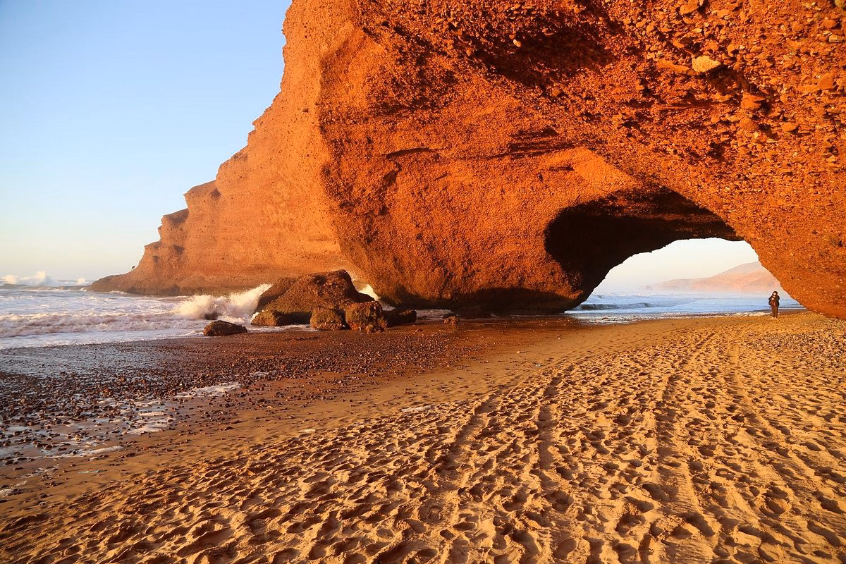 Legzira beach archi rossi tramonto Atlantico Sidi Ifni oceano selvaggio