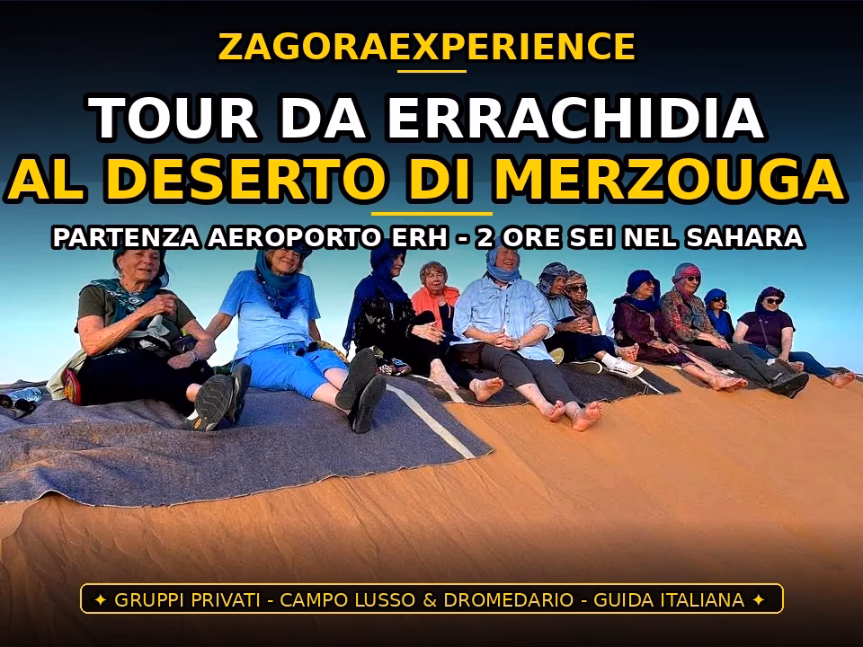 Tour da Errachidia a Merzouga - Gruppo di turisti seduti sulle dune Erg Chebbi al tramonto con turbanti blu - Tour privato da aeroporto ERH ZagoraExperience